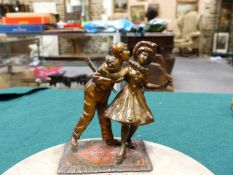 AN EARLY 20th.C.AUSTRIAN COLD PAINTED BRONZE MARBLE MOUNTED ASHTRAY, THE FIGURE OF PIERROT ABOUT