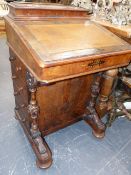 A VICTORIAN WALNUT DAVENPORT DESK WITH RISING SLOPE AND FITTED FOUR DRAWERS TO SIDE. W.53 x H.