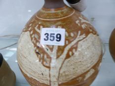 A SMALL GROUP OF ART POTTERY TO INCLUDE TABLE LAMP, JUG AND TWO MUGS