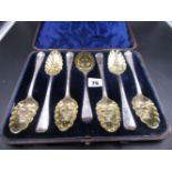 A CASED SET OF FIVE VICTORIAN SILVER HALLMARKED BERRY SERVING SPOONS TOGETHER WITH ANOTHER SIMILAR