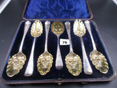 A CASED SET OF FIVE VICTORIAN SILVER HALLMARKED BERRY SERVING SPOONS TOGETHER WITH ANOTHER SIMILAR