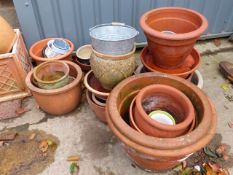 A LARGE COLLECTION OF TERRACOTTA AND GLAZED STONEWARE GARDEN POTS.