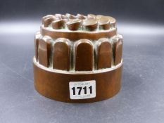 A 19th.C.COPPER CROWN MOULD, THE TOP WITH A CIRCLE OF CYLINDRICAL SHAPE STEPPED ABOVE A BAND OF