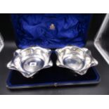 A PAIR OF EARLY EDWARDIAN SILVER HALLMARKED FLUTED DISHES PRESENTED IN A FITTED HINGED LEATHER CASE,