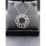 AN 18ct WHITE GOLD AND DIAMOND FILIGREE SWIRL DESIGN PENDANT SUSPENDED ON A 18ct WHITE GOLD SQUARE