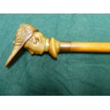 AN EARLY 20th.C. WALKING STICK WITH CARVED HORN HANDLE IN THE FORM OF A JOCKEY WITH CAP. L.92cms.