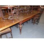 A LATE 19th.C.OAK DRAW LEAF DINING TABLE ON TURNED TAPERED LEGS. W.90 x L.140cms. EXTENDED. 260cms.