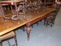 A LATE 19th.C.OAK DRAW LEAF DINING TABLE ON TURNED TAPERED LEGS. W.90 x L.140cms. EXTENDED. 260cms.