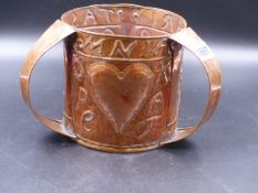 AN EARLY 20th.C.NEWLYN TYPE COPPER TYG EMBOSSED WITH A LATIN INSCRIPTION CARITAS OMNIA SPERAT,