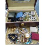THE CONTENTS OF A JEWELLERY CONTAINING VINTAGE COSTUME PIECES.