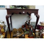 AN ANTIQUE MAHOGANY TRAY TOP SILVER TABLE.