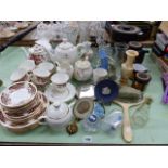 A COLCLOUGH TEA SET, VARIOUS CHINA AND GLASSWARE.