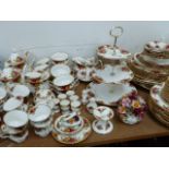 AN EXTENSIVE ROYAL ALBERT COUNTRY ROSE TEA AND DINNER SERVICE.