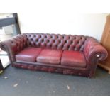 A LEATHER BUTTON BACK CHESTERFIELD SETTEE.