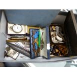 A BOX OF COLLECTABLES TO INCLUDE CHESS PIESES, FOSSILS AND METAL WARE.