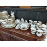 AN EXTENSIVE ROYAL ALBERT OLD COUNTRY ROSE DINNER AND TEA SERVICE.