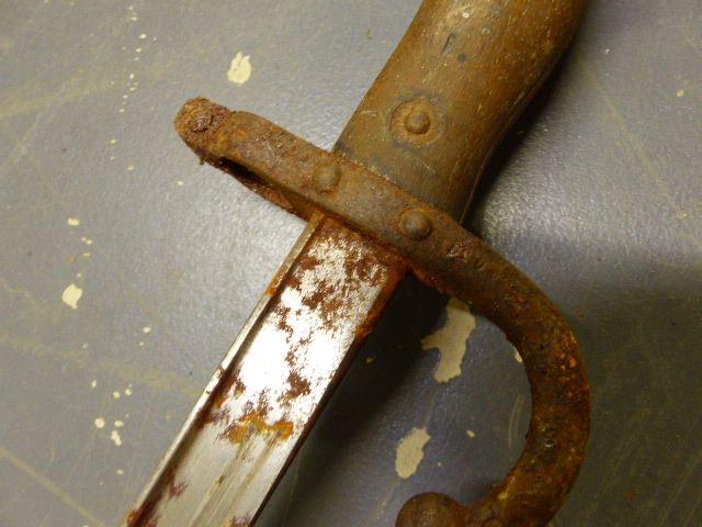 A VINTAGE BAYONET. - Image 6 of 9