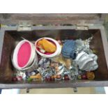 THE CONTENTS OF A JEWELLERY CASKET TO INCLUDE A SILVER WIDE BANGLE DATED 1936, A VINTAGE PURPLE