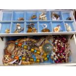 THE CONTENTS OF A VINTAGE JEWELLERY CASE.
