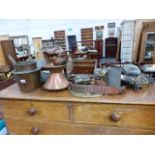 A COLLECTION OF ANTIQUE AND LATER BRASS AND METAL WARES.
