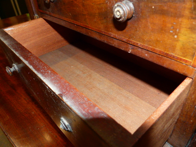 A VICTORIAN INLAID WALNUT FIVE DRAWER TABLE TOP WELLINGTON CHEST ON PLINTH BASE. W.34 X H.49CMS. - Image 4 of 5