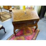 AN INLAID WALNUT SLANT TOP BUREAU OF GEORGIAN DESIGN, FITTED INTERIOR WITH WELL AND TWO SHORT