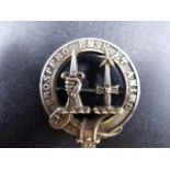 A VICTORIAN EDINBURGH SILVER CAP/CLAN BADGE, DATED 1901. WEIGHT 15.4GRMS.