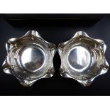 A PAIR OF EARLY EDWARDIAN SILVER HALLMARKED FLUTED DISHES PRESENTED IN A FITTED HINGED LEATHER