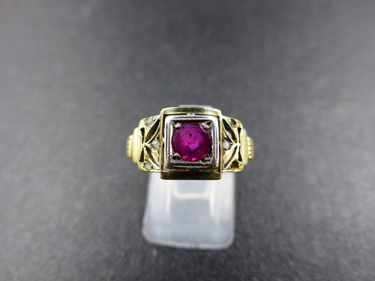 AN ART DECO YELLOW METAL RUBY RING. WEIGHT 3GRMS TOGETHER WITH A WHITE METAL MARCASITE PAVE SET - Image 5 of 9