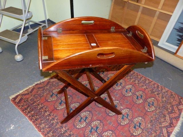 A MAHOGANY GEORGIAN STYLE DROP FLAP BUTLER'S TRAY AND STAND.