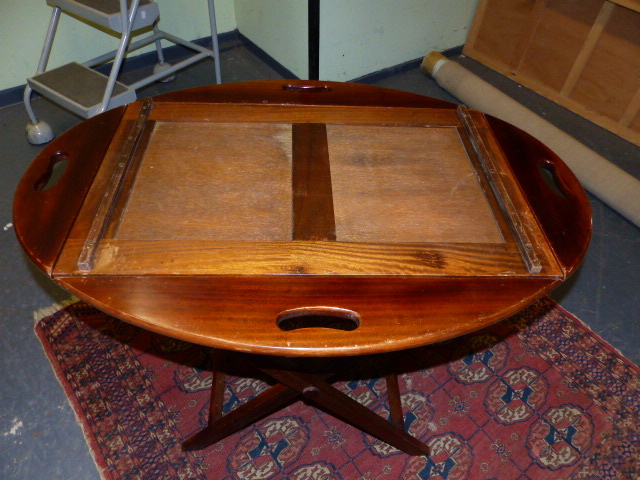 A MAHOGANY GEORGIAN STYLE DROP FLAP BUTLER'S TRAY AND STAND. - Image 3 of 4