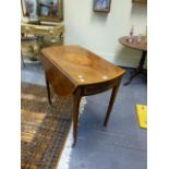 AN ANTIQUE INLAID MAHOGANY PEMBROKE TABLE OF GEO.III. DESIGN CROSSBANDED TOP WITH CENTRAL OVAL