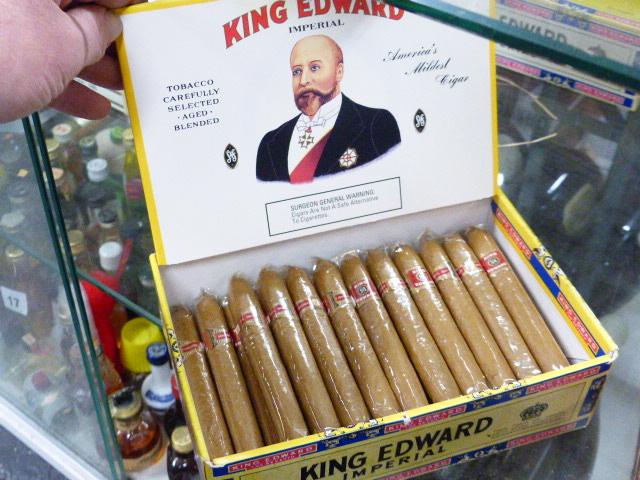 CIGARS. HENRI WINTERMANS A BOX OF 25 ROYALES, SEALED TOGETHER WITH A PART BOX OF CORONA DELUXE, A - Image 5 of 9
