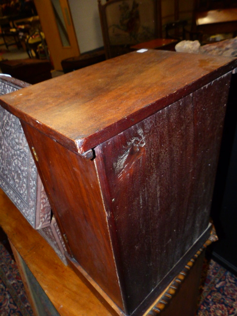 A VICTORIAN INLAID WALNUT FIVE DRAWER TABLE TOP WELLINGTON CHEST ON PLINTH BASE. W.34 X H.49CMS. - Image 5 of 5