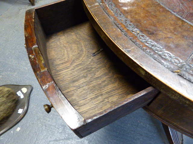 AN ANTIQUE INLAID MAHOGANY DRUM TABLE OF SHERATON DESIGN WITH INSET LEATHER REVOLVING TOP AND FOUR - Image 4 of 4