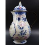 A CHINESE EXPORT FAMILLE ROSE BALUSTER FORM COVERED JUG WITH PANELS OF FLORAL SPRAYS. H.12.5CMS.