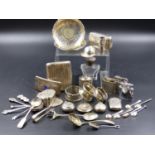 A QUANTITY OF HALLMARKED SILVER AND WHITE METAL COLLECTABLES TO INCLUDE A SILVER CIGARETTE CASE,