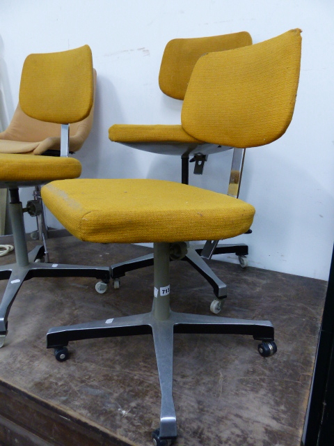 THREE MID CENTURY RETRO SWIVEL CHAIRS BY TANSAD AND ANOTHER BY PROFORM. (4) - Image 5 of 5