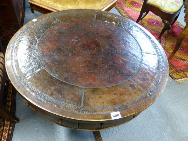 AN ANTIQUE INLAID MAHOGANY DRUM TABLE OF SHERATON DESIGN WITH INSET LEATHER REVOLVING TOP AND FOUR - Image 2 of 4