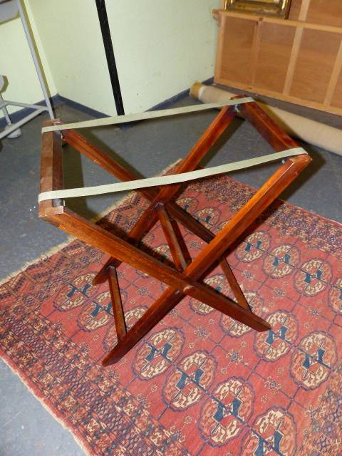 A MAHOGANY GEORGIAN STYLE DROP FLAP BUTLER'S TRAY AND STAND. - Image 4 of 4