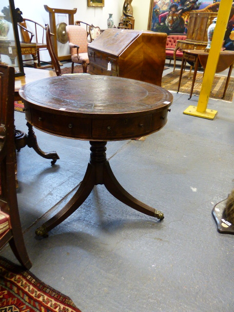 AN ANTIQUE INLAID MAHOGANY DRUM TABLE OF SHERATON DESIGN WITH INSET LEATHER REVOLVING TOP AND FOUR
