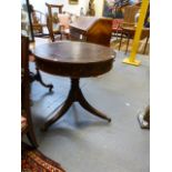 AN ANTIQUE INLAID MAHOGANY DRUM TABLE OF SHERATON DESIGN WITH INSET LEATHER REVOLVING TOP AND FOUR