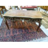 A FRENCH LOUIS XV STYLE ORMOLU MOUNTED SERPENTINE FORM WRITING TABLE WITH THREE APRON DRAWERS. H.