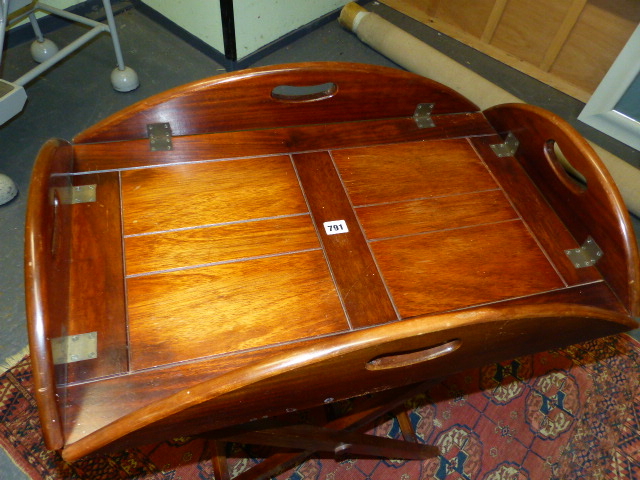A MAHOGANY GEORGIAN STYLE DROP FLAP BUTLER'S TRAY AND STAND. - Image 2 of 4