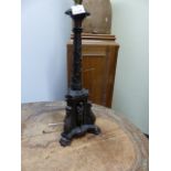 AN ANTIQUE CAST PATINATED BRONZE TABLE LAMP MOUNTED WITH CLASSICAL FIGURES WITHIN NICHE AND STANDING