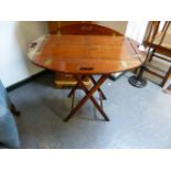 AN ANTIQUE MAHOGANY BUTLER'S TRAY AND STAND, FOLDING SIDES WITH PIERCED HANDLES. TRAY W. OPEN