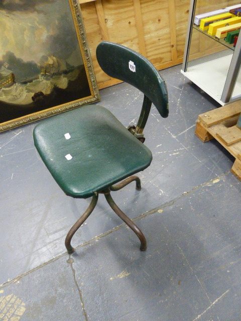 A VINTAGE INDUSTRIAL TYPE SWIVEL STOOL/ CHAIR.