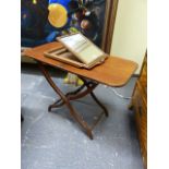 A COTSWOLD SCHOOL DRESSING TABLE MIRROR TOGETHER WITH AN EDWARDIAN MAHOGANY COACHING TABLE. (2)