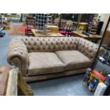 A GOOD QUALITY LEATHER BUTTON UPHOLSTERED CHESTERFIELD SETTEE. W.206CMS.