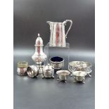 A QUANTITY OF SILVER TABLEWARE TO INCLUDE A VICTORIAN SILVER CREAMER, SILVER CONDIMENTS, A SILVER